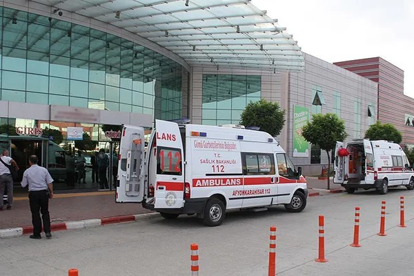 Yolcu otobüsü ile kamyonet çarpıştı: 19 yaralı