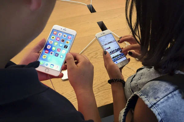 Apple'ın kârı arttı, satışları düştü