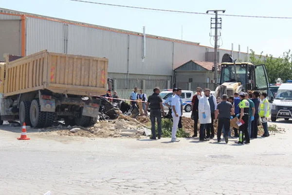 Başsavcının makam aracına kamyon çarptı