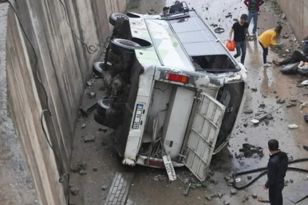 Batman'da işçi midibüsü dereye uçtu: 15 yaralı