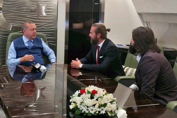 Diriliş Ertuğrul ekibi Erdoğan'ın Kuveyt uçağındaydı