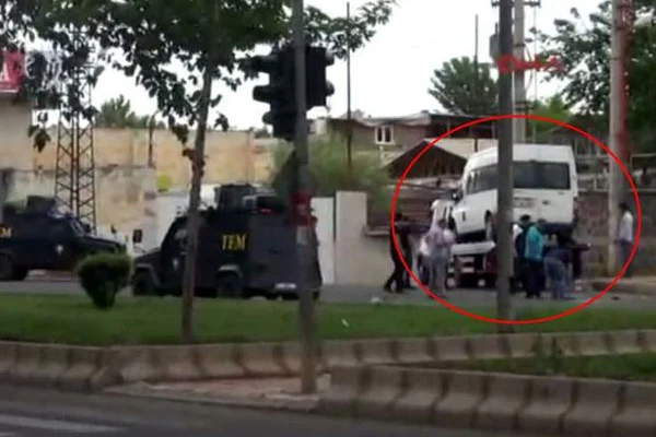 Diyarbakır'da askeri üste bombalı araç paniği!