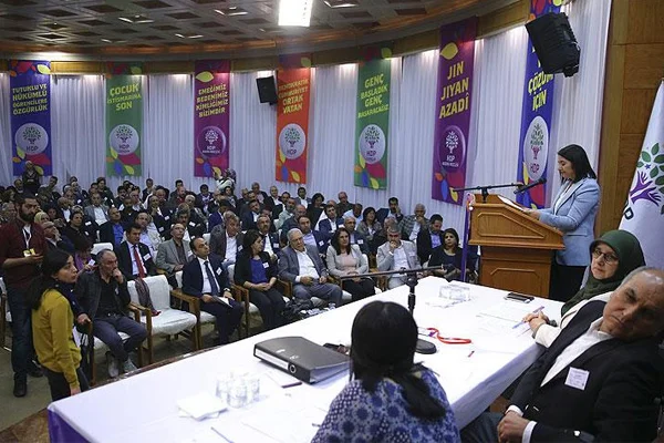 HDP kongresinde Demirtaş ve Yüksekdağ'ın mektupları okundu
