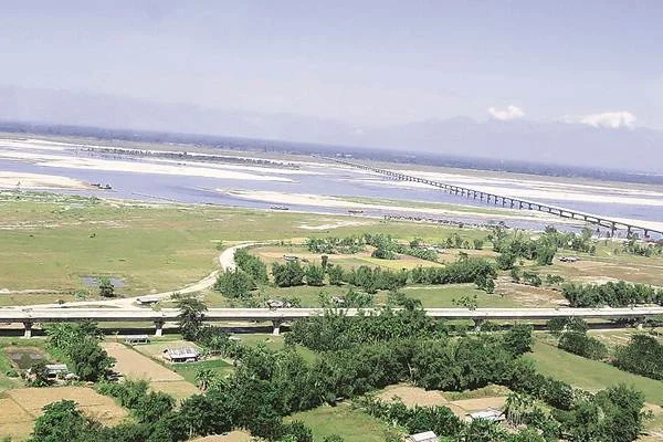 Hindistan'ın en uzun köprüsü trafiğe açıldı