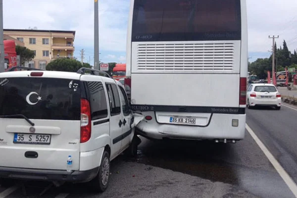 Kamyonet ile otobüs çarpıştı: 4 yaralı