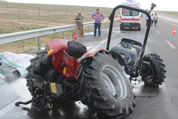 Karaman'da çekici traktöre çarptı: 1 ölü