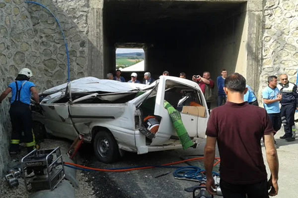 Minibüs köprüden uçtu: 1 ölü