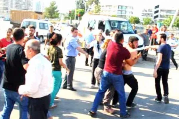 Adana'da kazada yaralananların yakınları dehşet saçtı!
