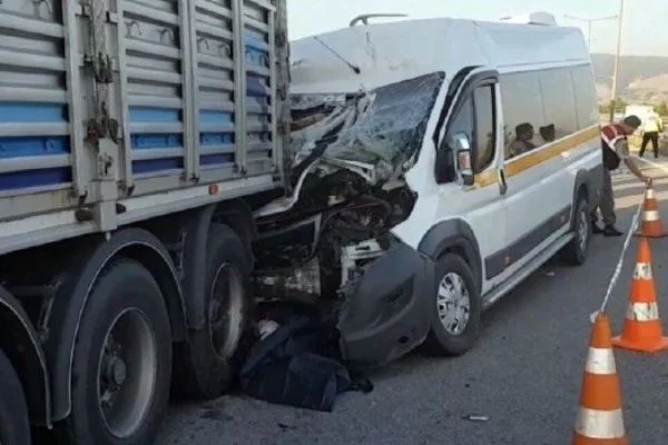 İzmir'de arızalanan araca müdahale edenlere minibüs çarptı: 2 ölü