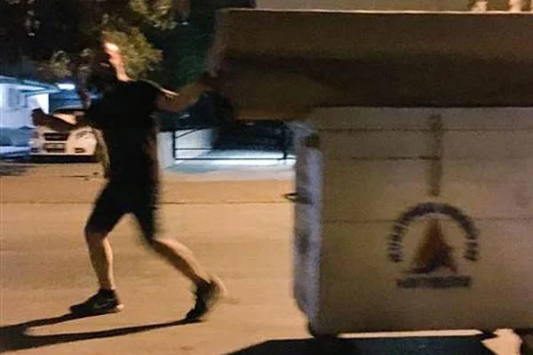 Kanepeyi çöp konteyneriyle taşıyıp belediyeye teşekkür etti