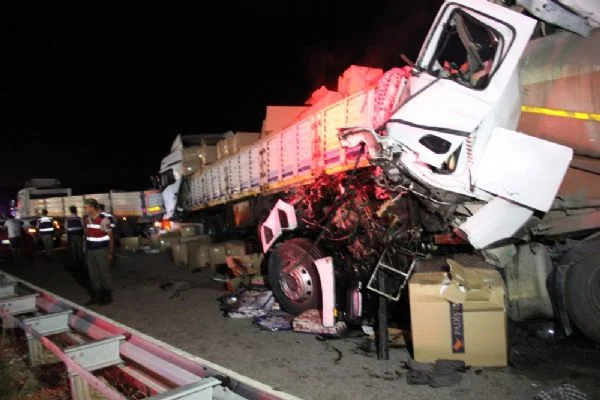 2 tır, 1 tanker, 2 otomobil birbirine girdi