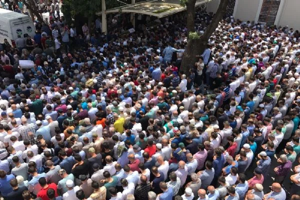 Cenaze namazında gözyaşları sel oldu