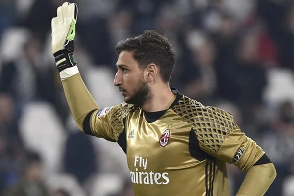 Donnarumma Milan'da kaldı