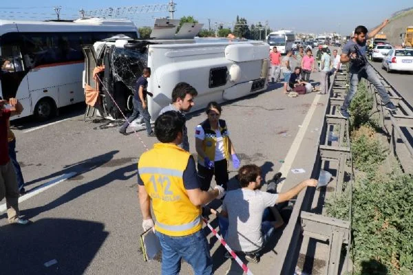 Kocaeli'de kum yüklü kamyon ve servis minibüsü devrildi