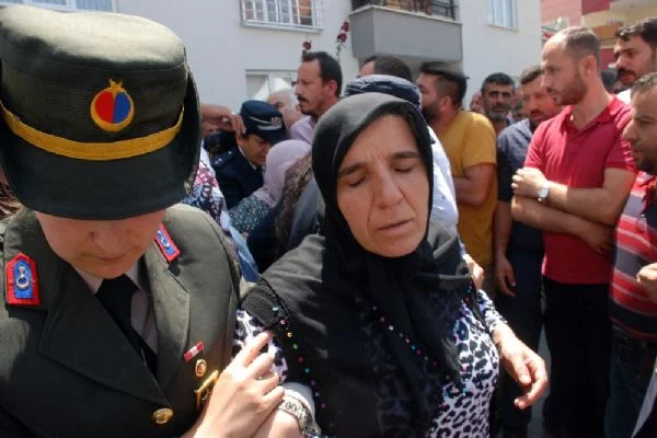 Yılın annesi şehit oğlunu son yolculuğuna uğurladı