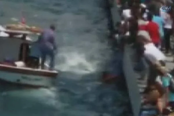 Kadıköy sahilinde bir vatandaş denize düştü