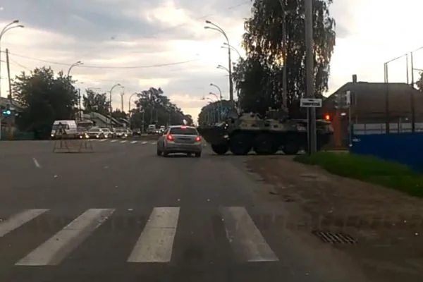 Rusya'da panzer otomobile çarptı