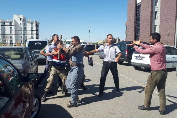 Adıyaman'da hastane bahçesinde birbirlerine girdiler