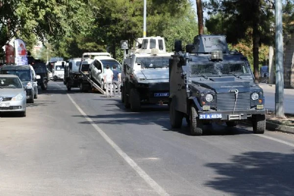 Diyarbakır'da polis aracı sivil araçla çarpıştı
