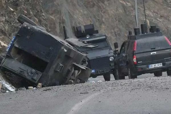 Van'da polis aracı takla attı