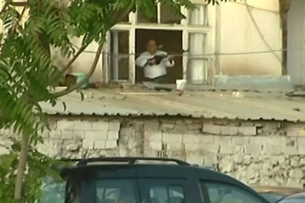 Ankara'da pompalı tüfekli şahısla polis arasında çatışma