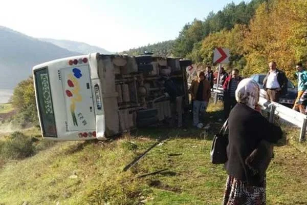 Düzce'de yolcu midibüsü devrildi