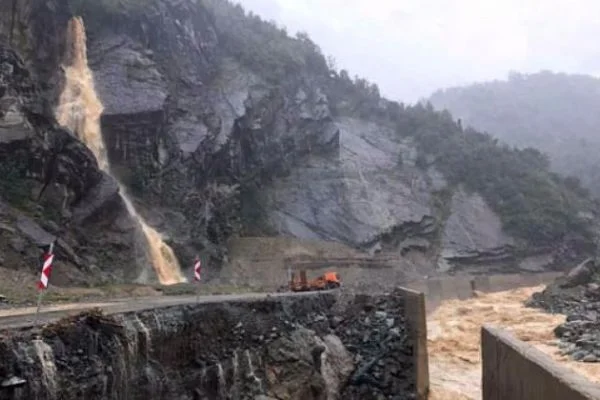 Rize'de heyelan riski nedeniyle çok sayıda ev boşaltıldı