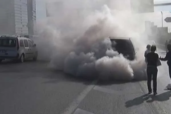 TEM otoyolunda araç dumanlar içinde kaldı