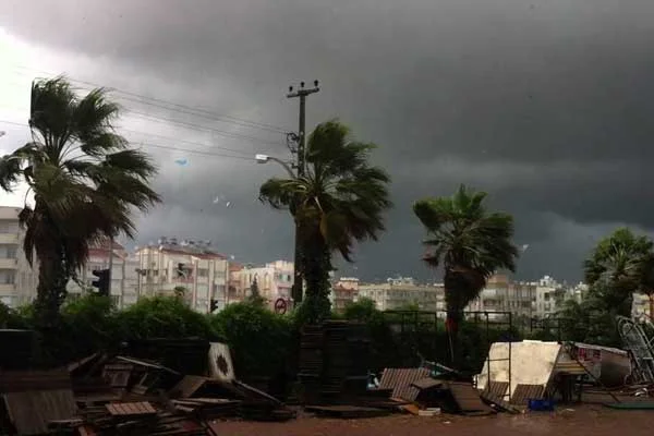 Antalya'daki hortumun zararı belli oldu