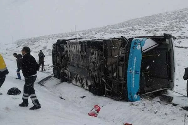 Erzurum'da özel halk otobüsü devrildi