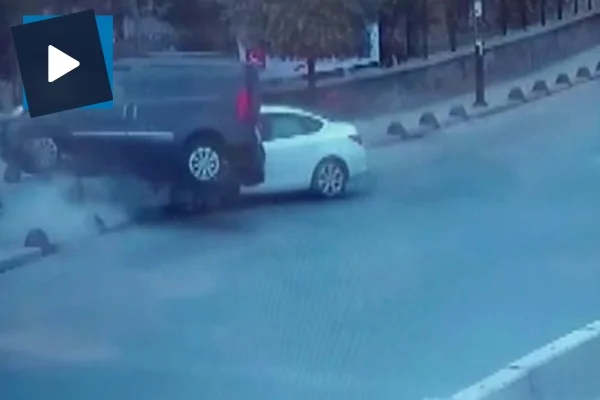 Hızla girdiği kavşakta arabaya böyle çarptı