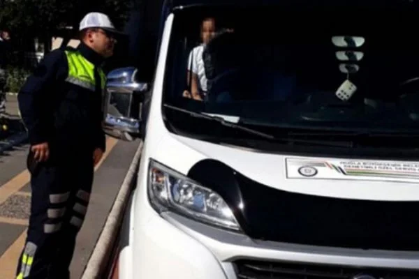 Marmaris'te servis şoförü ehliyetsiz çıktı