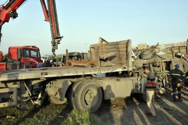 Minibüs ile tır çarpıştı: 19 kişi yaralandı