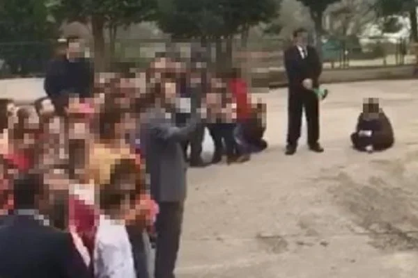 Öğretmenler gününde utandıran olay! Soğukta öğrencisini betona oturttu