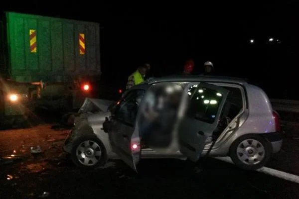 Otomobil kamyona arkadan çarptı: 2 ölü