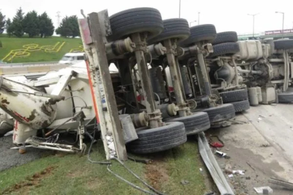 Virajı alamayan beton mikseri devrildi