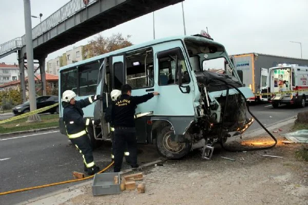 Yalova'da minibüs köprüye girdi: 1 ölü, 2 yaralı