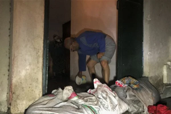 Yağmur yağdı, evleri su bastı