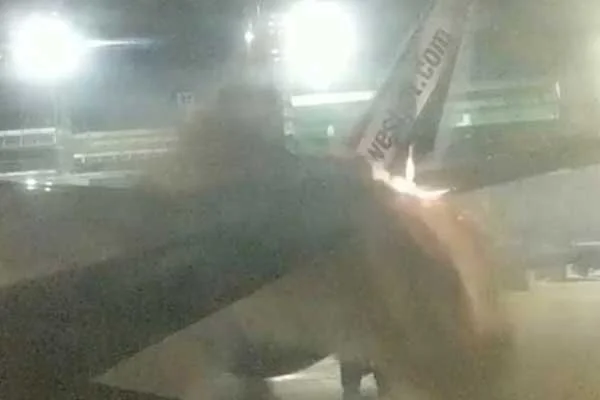 Havalimanında uçaklar çarpıştı