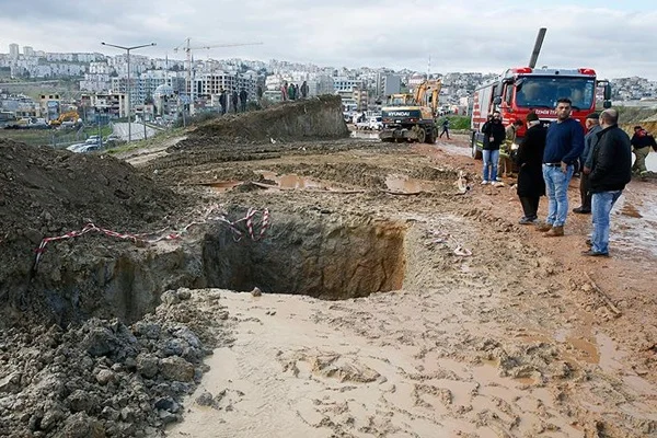 İzmir'de su dolu çukura düşen kardeşler yaşamını yitirdi