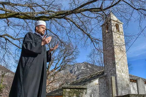 Saat kulesini andıran minaresiyle dikkat çeken Osmanlı camisi