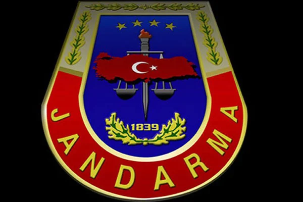 Yaylada mahsur kalan aileyi jandarma kurtardı