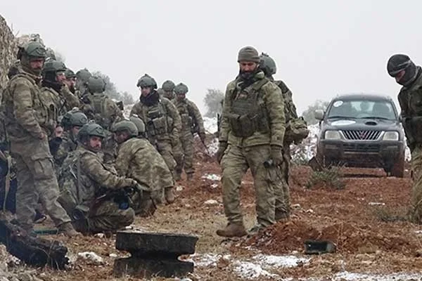 Çatışmalarda yaralanan 8 ÖSO ile 2 Türk askeri Kilis'e getirildi
