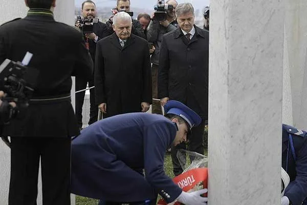 Başbakan Yıldırım, Aliya İzzetbegoviç'in kabrini ziyaret etti