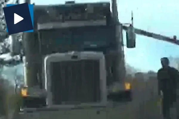Tren hemzemin geçitteki TIR'ı ortadan ikiye böldü!