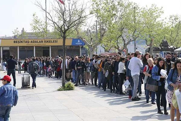 Adalar vapur iskelesinde yoğunluk