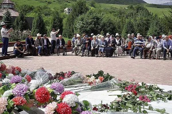 Yazar Cengiz Aytmatov mezarı başında anıldı