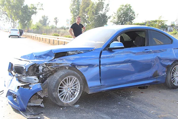 Antalya'da otomobil bariyerlere çarptı