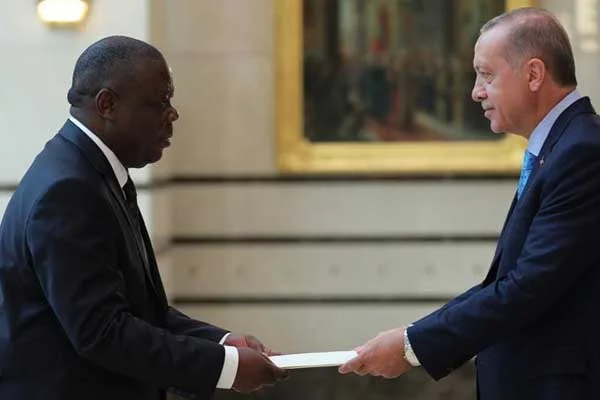 İki büyükelçi Erdoğan'a güven mektubu sundu