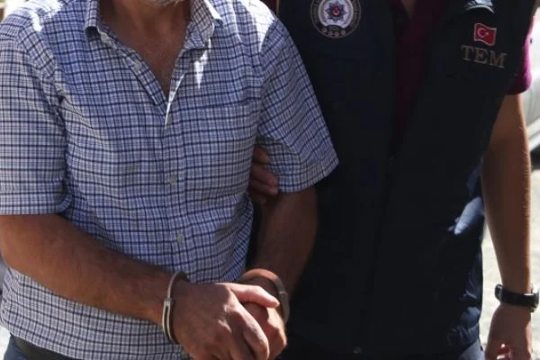 İzmir'de FETÖ'nün hücre evlerine operasyon: 13 gözaltı